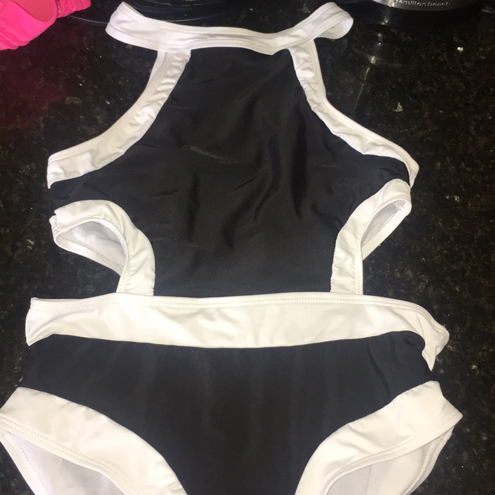 Open back black and white one piece 🖤